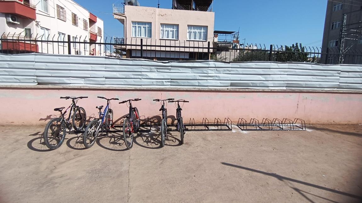 Mersin 19 Mayıs Ortaokulu Bahçesine  Bisiklet Park Yeri Yapıldı.